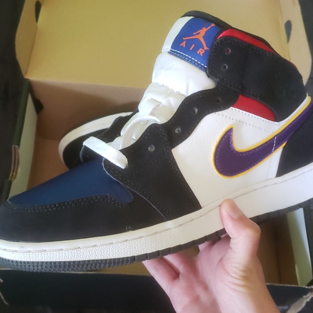 Jordan 1 Mid Grade school